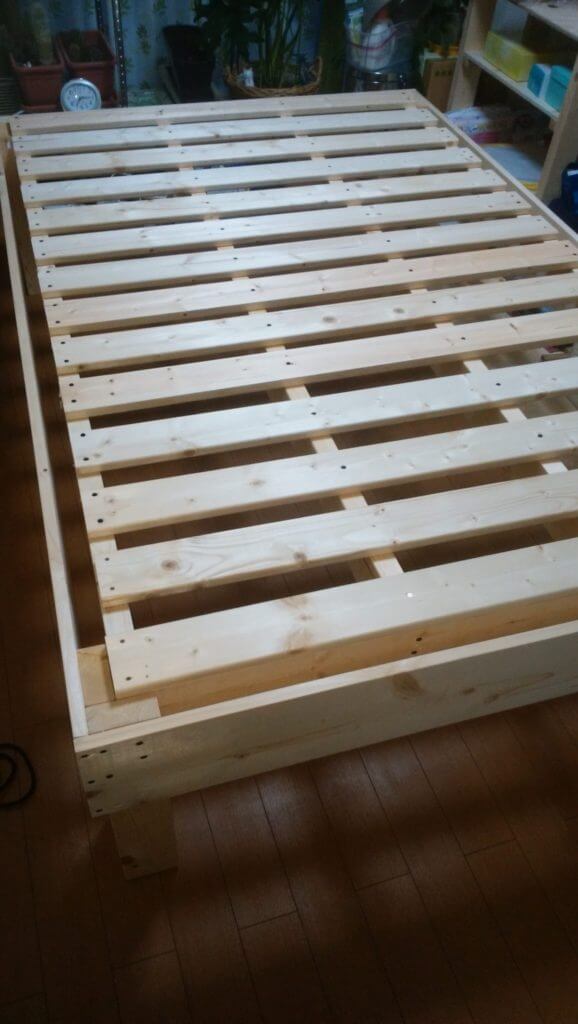 ベッドを2×4材でDIY！スノコ状で、子ども用に柵もつけます！