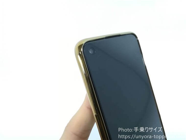 OPPO RENO5 Aに購入した本体ケースを取り付けした写真(2)