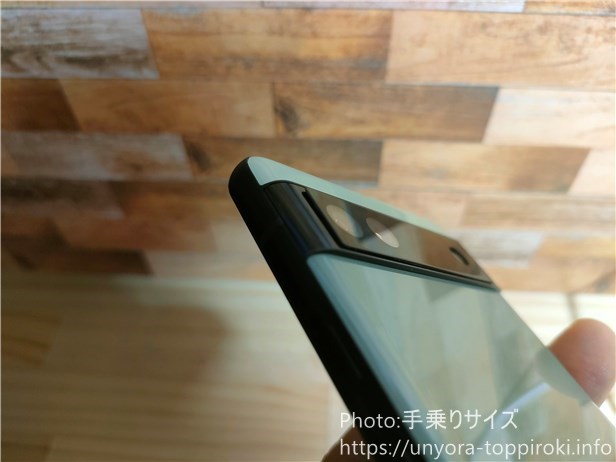 Pixel6aにガラスザムライ(カメラ用)を貼り付けて、横からのでっぱり具合を映した写真(左)